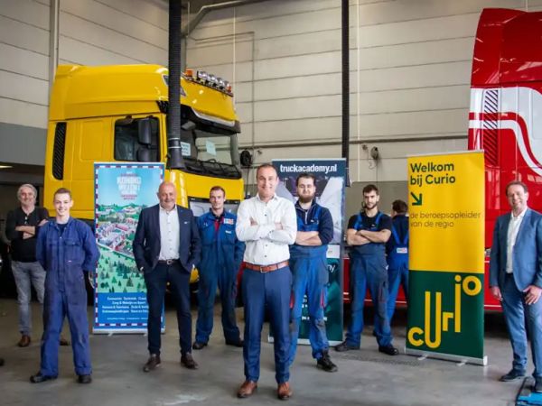 Personeel van Truckland en Truckacademy West-Brabant in werkplaats