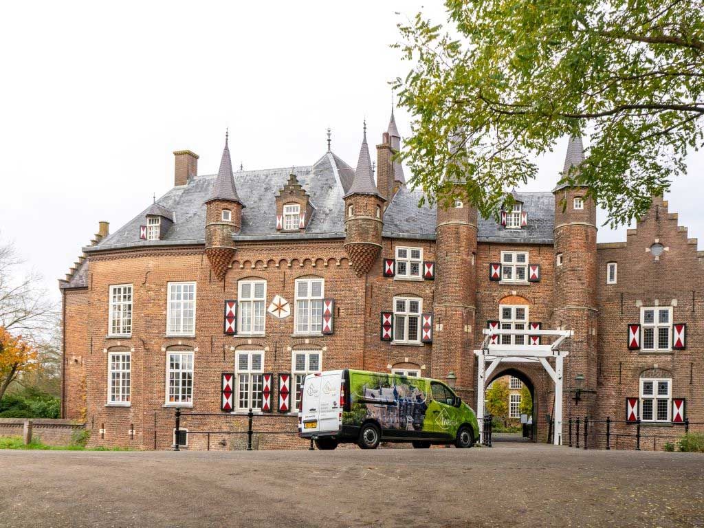 Pendelen tussen twee kastelen in een <kleur>rijdend kunstwerk</kleur>